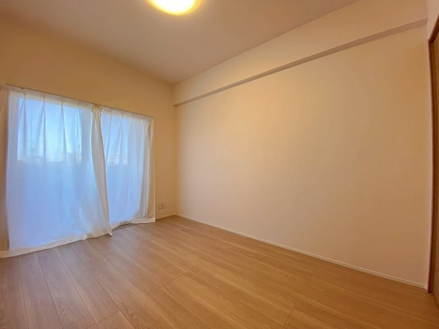 ライフスタイルに合わせて自由自在にレイアウトできる使い勝手の良い洋室約5.7帖です！バルコニーに面した明るい室内は、心地よい風と陽光が通り抜けます。書斎やクローゼット代わりにもおすすめです。