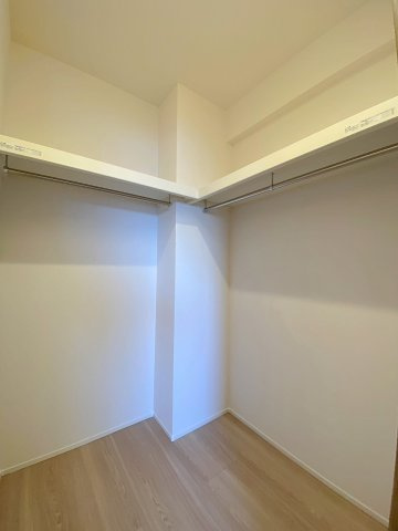 主寝室に備わった大容量のウォークインクローゼットです！季節物の衣類はもちろん、スーツケースや大型荷物などもすっきりと収納できます。お部屋のスペースを最大限に広く、美しくご活用いただける嬉しい設備です。