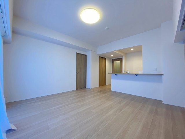 家具の配置がしやすい約14.5帖のリビングダイニングを別角度から撮影しました！明るい陽光が差し込む心地よい空間です。南西・南東向きの角部屋ならではの開放感あふれる雰囲気を、現地で実際にご体感ください。