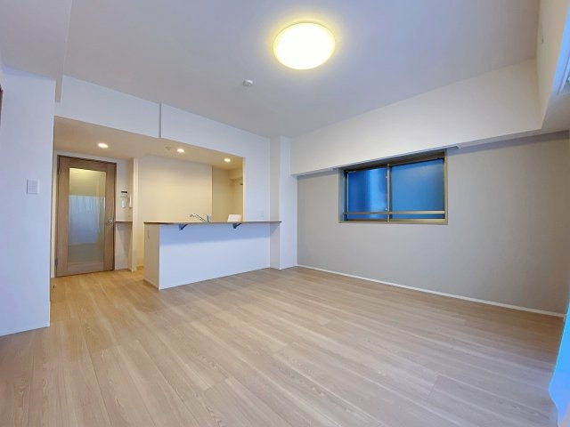 ご家族の笑顔が広がる約14.5帖のLDKです！南西・南東の角部屋につき陽当たり良好、明るい光がたっぷりと差し込みます。会話が弾む対面式カウンターを備え、毎日の団らんの時間をより一層楽しく彩ります。