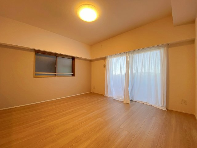 多様な家具レイアウトが楽しめる開放的なリビングダイニングです！窓の外には心地よい風と明るい陽光が通り抜けます。大切なご家族の一員であるペットとも一緒に暮らせる、温もりあふれる癒やしの空間です。
