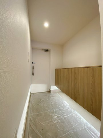 ご家族の靴をすっきりと収納できるシューズボックスを備えた清潔感あふれる玄関です！フロアタイル貼り仕様でお手入れも簡単です。住まう方を一番最初に出迎える空間として、上品で落ち着いた雰囲気を演出します。