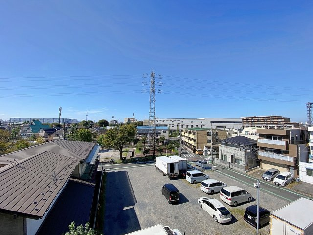 4階部分からの開放的な眺望です！周辺は視界を遮る建物が少なく、青空が広がる心地よい景色が広がります。天候が良い日にはスカイツリーを望むこともでき、毎日の暮らしの中でちょっとした癒やしを感じられます。
