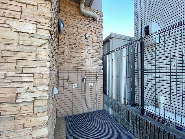 大切なペットと一緒に暮らせるマンションならではの共用足洗い場です！お散歩帰りのペットの足元を綺麗に洗ってからお部屋に入ることができるため、室内をいつも清潔に保つことができます。