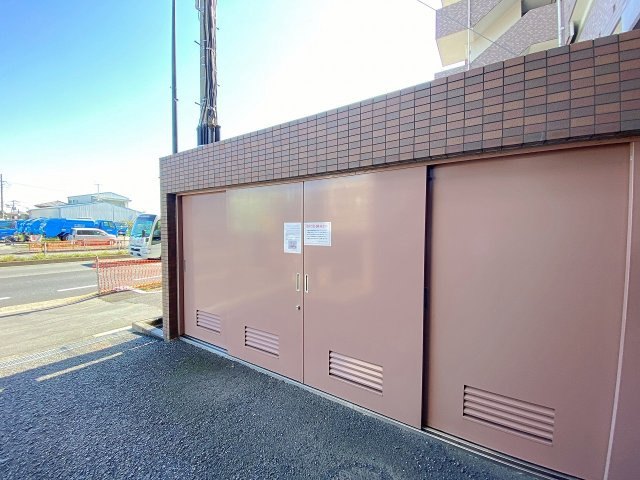 いつでも快適にご利用いただける敷地内の綺麗に整えられたゴミ捨て場です！いつでもお好きな時間にごみ出しができるため、部屋の中をいつもすっきりと清潔に保てます。忙しい毎日の生活をしっかりとサポートします。