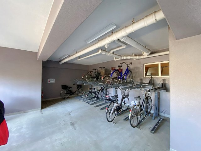 雨風から大切な自転車をしっかりと守ってくれる屋根付きの使い勝手の良い駐輪場です！綺麗に整備されたスペースで、出し入れもスムーズに行えます。駅までのアクセスや毎日の通勤・通学、お買い物にも大変便利です。