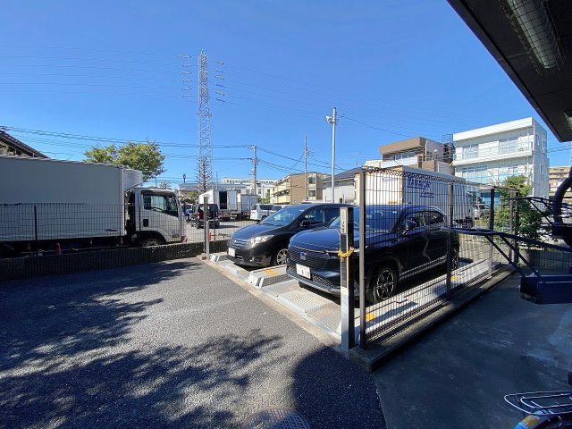 大切なお車を安心して停めていただける敷地内の便利な駐車場です！空き状況や月額料金の詳細につきましては随時ご確認いただけますので、お気軽にお問い合わせください。