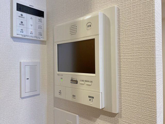 来訪者を映像と音声でしっかりと確認できる安心のTVモニター付きインターフォンを新規交換いたしました！ご不在時の来訪者も記録できるため、お子様のお留守番やセキュリティ面もしっかりとサポートします。