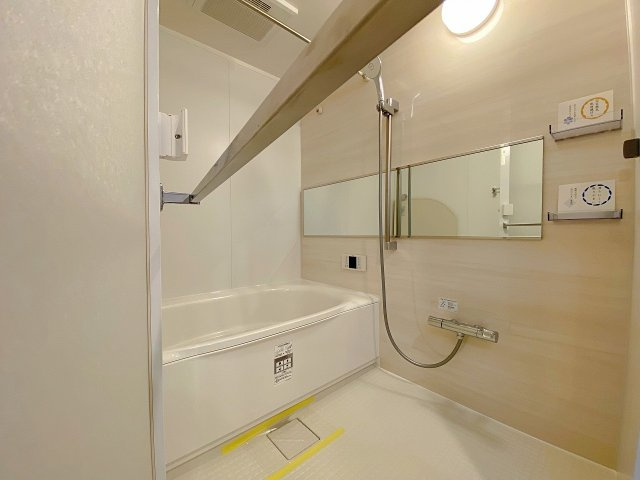 一日の疲れをゆっくりと癒やしていただけるリフレッシュ空間のユニットバスです！便利な追焚機能や浴室乾燥機を新規交換いたしました。雨の日の洗濯物や冬場の入浴も快適で、いつでもバスタイムを満喫できます。