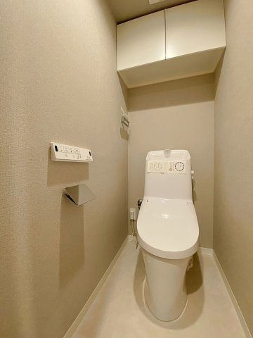 いつも清潔で快適にお使いいただける温水洗浄便座一体型トイレを新規交換いたしました！スタイリッシュでデザイン性にも優れた空間です。お手入れがしやすい最新設備を採用しており、毎日の生活をサポートします。