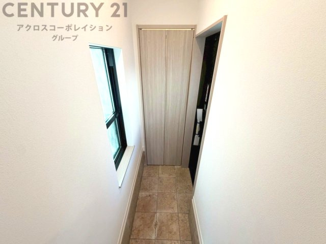 大きな玄関収納付きの玄関です　家族皆様の履物をしっかり収納できます　