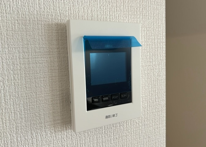 モニターで来訪者を確認して、目的が分からない場合はインターホンを通じて室内から会話することができます。怪しいと感じた場合はインターホン越しにお帰りいただくことができるので、直接会うことがなく安全です。