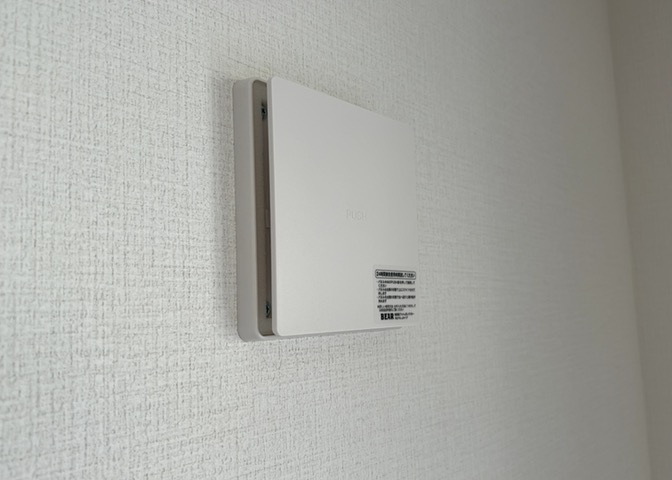 1日中建物内の換気が行われるように設計された仕組みです。気密性の高い住宅は、家に籠った空気でシックハウス症候群になる可能性がありますが、24時間換気システムであれば計画的な換気で対策が可能です。