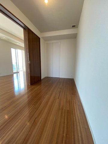 （空室時の写真）リビング脇の洋間／収納もありますので、部屋としてもリビングとしても利用ができます。