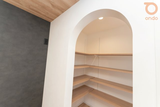【ondo建物プラン例/パントリー】アーチ型の開口でやわらかな雰囲気に。ゆるやかな仕切りが、空間にほどよい独立性をもたらします◎