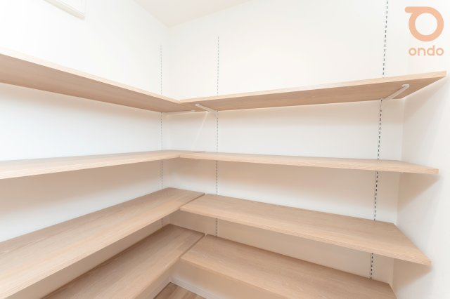 【ondo建物プラン例/パントリー】収納力抜群のパントリー。備蓄品や非常食など、多種多様な品をすっきりと収納できます。