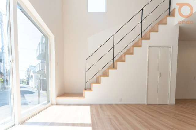 【ondo建物プラン例/リビング】大きな窓から明るい日差しが差し込むリビング。自然光がたっぷりと広がり、明るく開放的な暮らしを演出します。