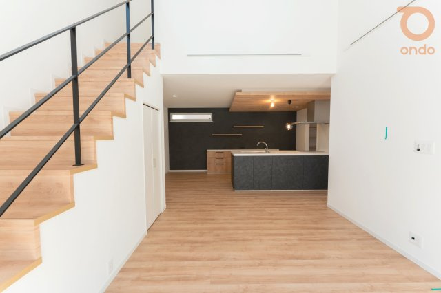 【ondo建物プラン例/リビング】キッチンからリビング全体を見渡せる設計で、空間に一体感と開放感を演出。ご家族みんなが自然と集まり、ゆったりと快適にくつろげるリビングです。