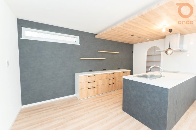 【ondo建物プラン例/キッチン】広々としたキッチン。収納設備もしっかり整っており、温かな木目調と落ち着いた色味のクロスが調和し、上質で居心地のよい空間を演出します。