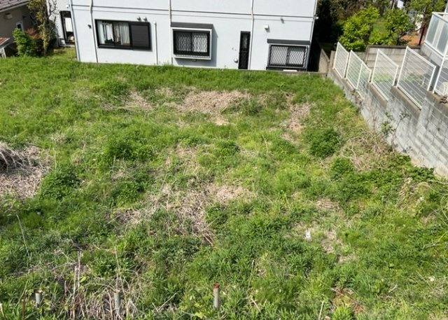 土地の形が極端に長細かったり、狭小地、あるいは道路との高低差がある傾斜地だった場合、後々売ろうとしても買い手がつかない場合もあります。後々、売却することになった時に価値の下がらない土地を選びましょう。