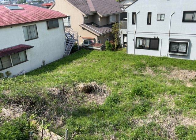 土地の面積＝住宅面積ではありません。建ぺい率の問題などで、土地のある場所によって住宅を建てられる面積は限られています。高さもしかり、「土地」という言葉の中には、建築条件も含まれると考えておきましょう。
