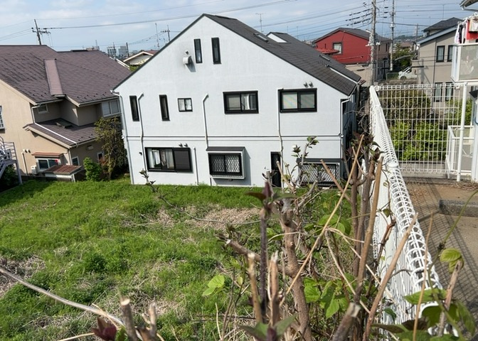 家を建てる場合、方位は要チェックです。現実的に日当たりのよい家ならばリビングは南側、建築基準法でも北側に当たる家への配慮は求められています。土地を見学に行く際は、方位磁針を持って行くようにしましょう。