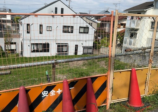 土地の前の道路に消火栓が設置されていることがあります。この場合、道路交通法第45条第1項により、駐車禁止の場所が指定されています。そのため、車庫などの駐車スペースをつくることができない場合があります。