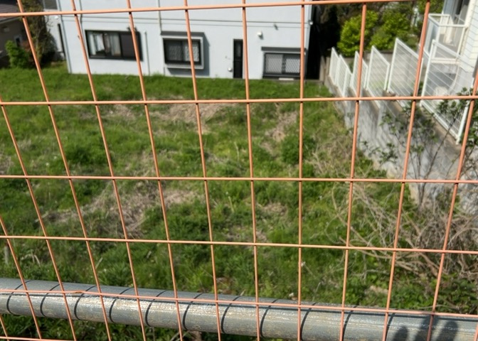 現地に行くなら、物件の周囲の地形がどうなっているかを見ることも大切です。周辺より低くなっている土地では、大雨などで水が集まりやすいため、地盤が弱くなっているということも考えられるため、注意が必要です。