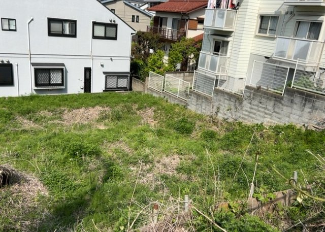 土地購入を検討されている場合、境界杭がない状態で購入してしまうと境界確定測量をする必要があり、費用がかかります。購入の前に、売主、隣土地所有者立ち合いのもと境界を確定し境界杭を設置するのがベストです。