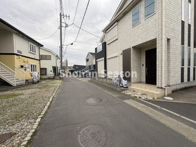 開放的な三方道路に囲まれた立地です。