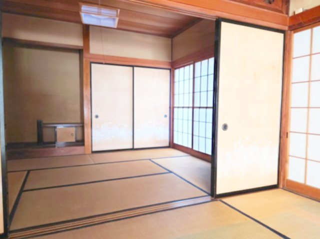 1階和室：床の間があることで和室に品格がプラスされ、お客様をお迎えする部屋として格が高まりますね。