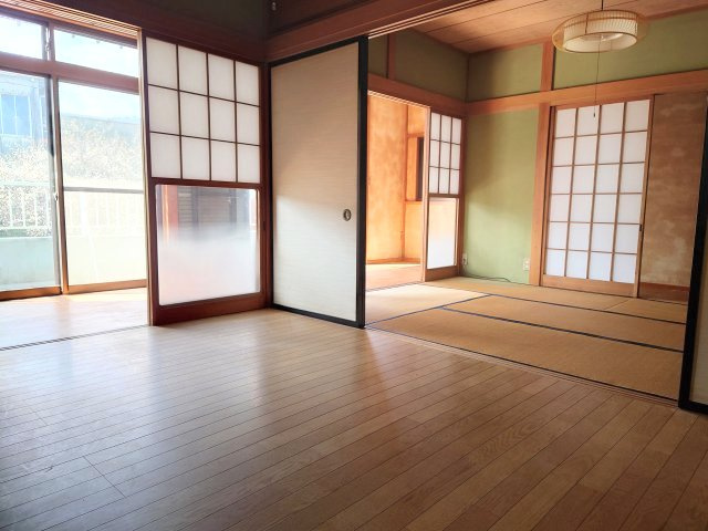 2階洋室：落ち着いた雰囲気の洋室