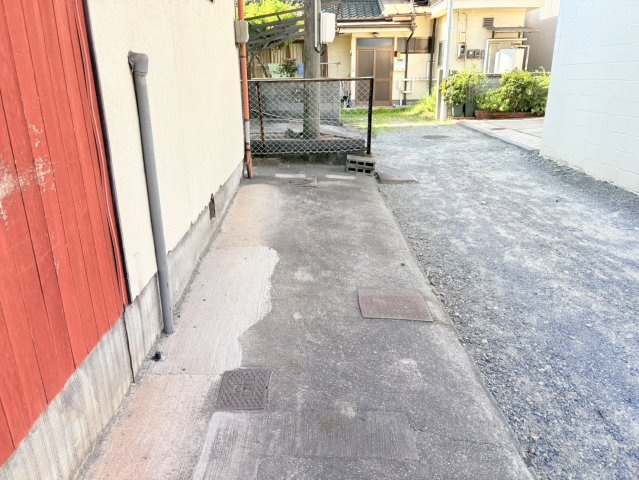 周辺は戸建住宅が建ち並ぶ閑静な住宅街です。交通量も比較的落ち着いており、静かな住環境でゆったりと暮らせます。近隣との距離感も適度に保たれ、日々を快適に過ごせる住みやすいロケーションです。　