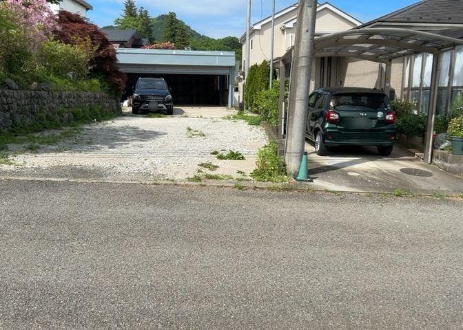 土地の形が極端に長細かったり、狭小地、あるいは道路との高低差がある傾斜地だった場合、後々売ろうとしても買い手がつかない場合もあります。後々、売却することになった時に価値の下がらない土地を選びましょう。