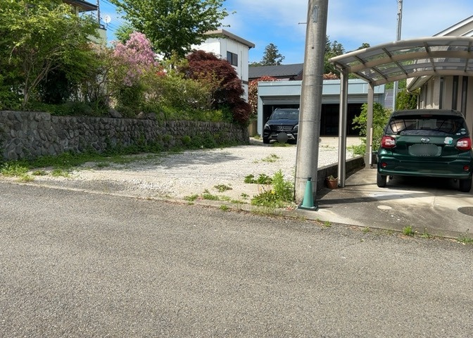 土地の面積＝住宅面積ではありません。建ぺい率の問題などで、土地のある場所によって住宅を建てられる面積は限られています。高さもしかり、「土地」という言葉の中には、建築条件も含まれると考えておきましょう。