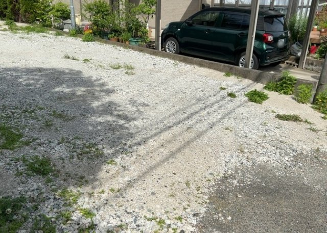 土地の前の道路に消火栓が設置されていることがあります。この場合、道路交通法第45条第1項により、駐車禁止の場所が指定されています。そのため、車庫などの駐車スペースをつくることができない場合があります。