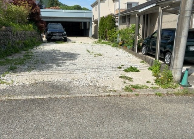 土地購入を検討されている場合、境界杭がない状態で購入してしまうと境界確定測量をする必要があり、費用がかかります。購入の前に、売主、隣土地所有者立ち合いのもと境界を確定し境界杭を設置するのがベストです。