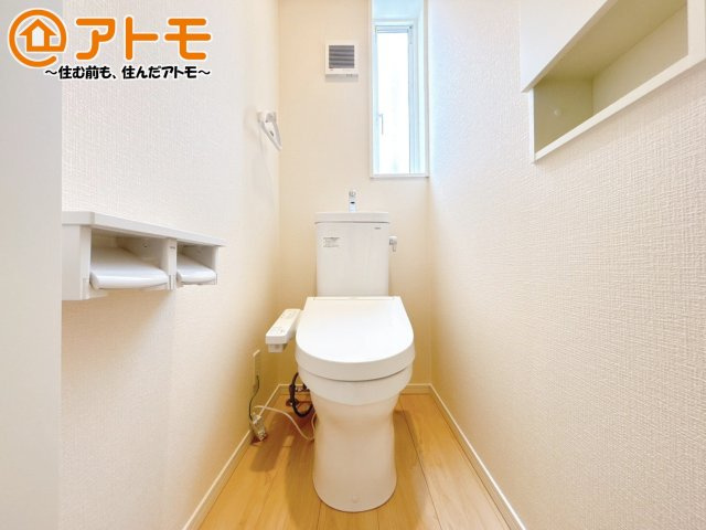 窓があり換気もすぐにできる、清潔感のあるトイレです♪