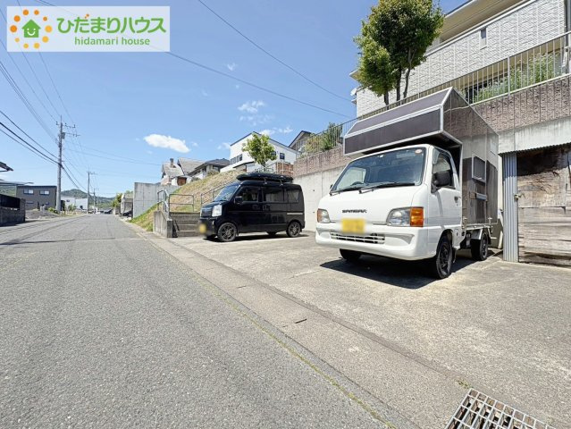 カースペース4台ＯＫ！前面道路も幅が広いため車庫入れも安心です(^^)/