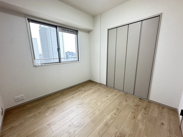 北東側約4.2帖の洋室です。