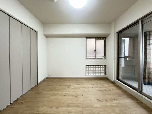 北東側約6帖の洋室です。