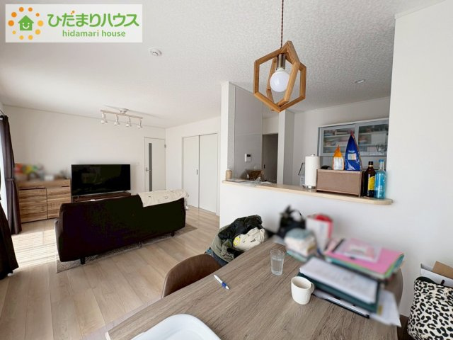 お子様が元気に遊べる広々としたリビングです。