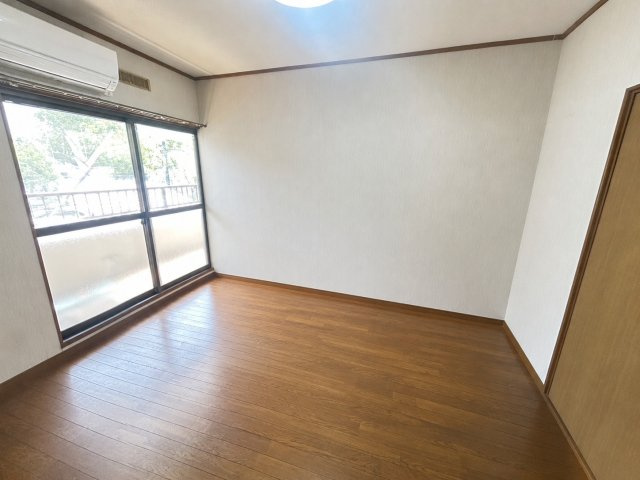 シンプルで使いやすい間取りの洋室です。フローリング仕様のためお掃除もしやすく家具配置のしやすい整形空間が魅力。隣室との行き来もしやすく寝室や書斎趣味部屋などライフスタイルに合わせて幅広く活用できます