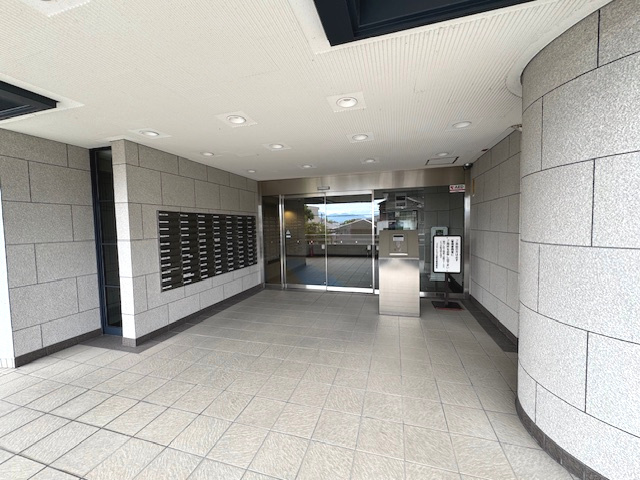 外部からの侵入者を防ぐオートロック付き！居住者様が安心・快適に暮らせるマンションです。