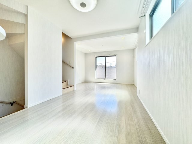 約16.6帖の広々としたLDK。大きな窓から自然光が差し込み、明るく開放感のある空間が広がります。家族が自然と集まるリビングダイニングで、ゆったりとした時間を過ごすことができます。