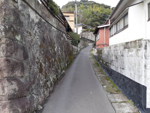 物件到着までの道路で、幅が2ｍのところがあります。車で通行の際は注意が必要です。