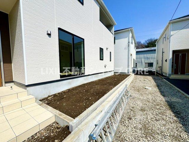 周辺環境とのコラボレーションにより明るく開放的な空間を演出。　