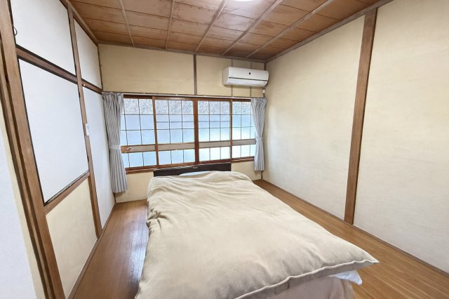 2階に位置する6帖の和室は、主寝室や子供部屋としても十分な広さがあります。畳敷きのやわらかな空間は、足触りも良く快適です。収納スペースもあるため、室内をすっきりと保つことができます。