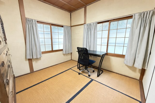 コンパクトながらも使い勝手の良い4.5帖の和室です。寝室の延長やお子様の個室、収納スペースとしても柔軟に活用することができます。窓からの採光も確保されており、明るさを感じられる空間です。