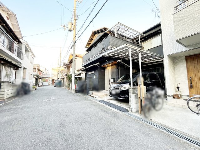 ゆったり前道で車の出し入れもラクラク